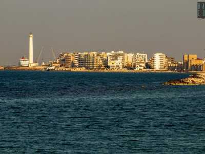 Arriviamo sino alla punta estrema, dove veniamo accolti dal mare aperto. Volgendo lo sguardo verso est si profila lo skyline di San Cataldo, con la Fiera del Levante e l�alto Faro